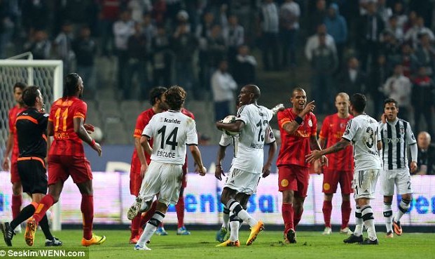  都灵德比战平局收场双方球迷爆发冲突  