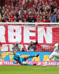 壹号娱乐- 勒沃库森中场核心重伤赛季报销，球队争四形势严峻  