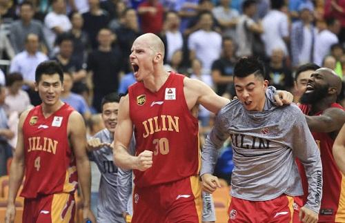  西汉姆联绝杀时刻显韧性，铁锤帮延续不败神话