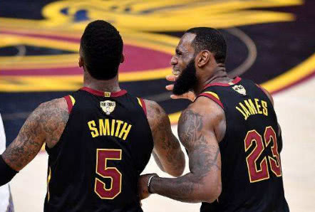  詹姆斯达成四万分里程碑，湖人主场球迷沸腾  