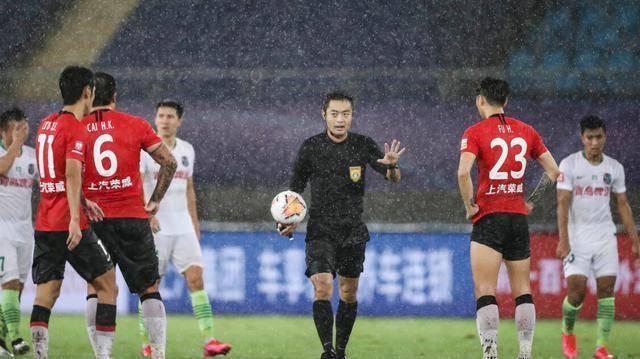  VAR判罚争议再起，多场比赛出现关键误判  